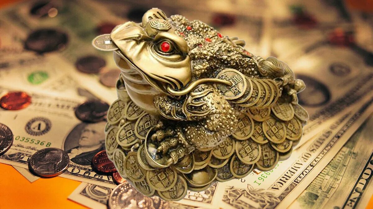 Фен шуй для богатства. Денежный талисман трехлапая жаба. Жаба трёхпалая фэн-шуй. Китайская трехлапая жаба. Золотая жаба китайская.