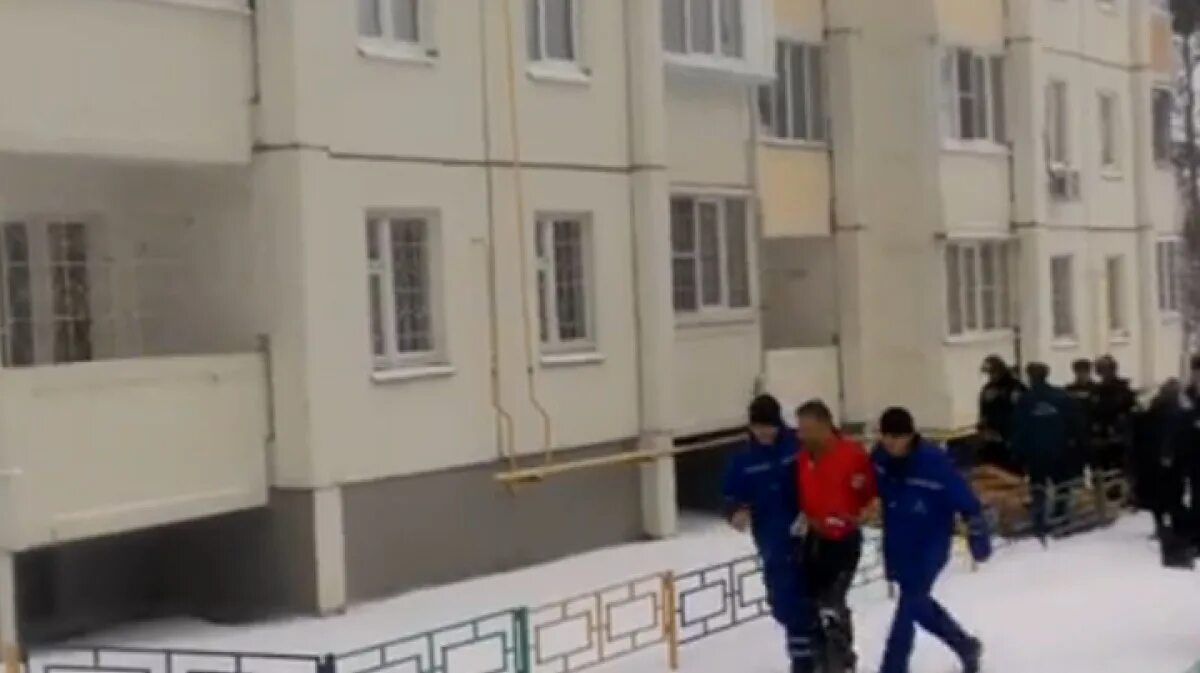 Ваня поднялся с первого этажа на четвертый. Падение с балкона в Воронежской области. Саранск мужчина выпрыгнул с 7 этажа. А4 тишорц.