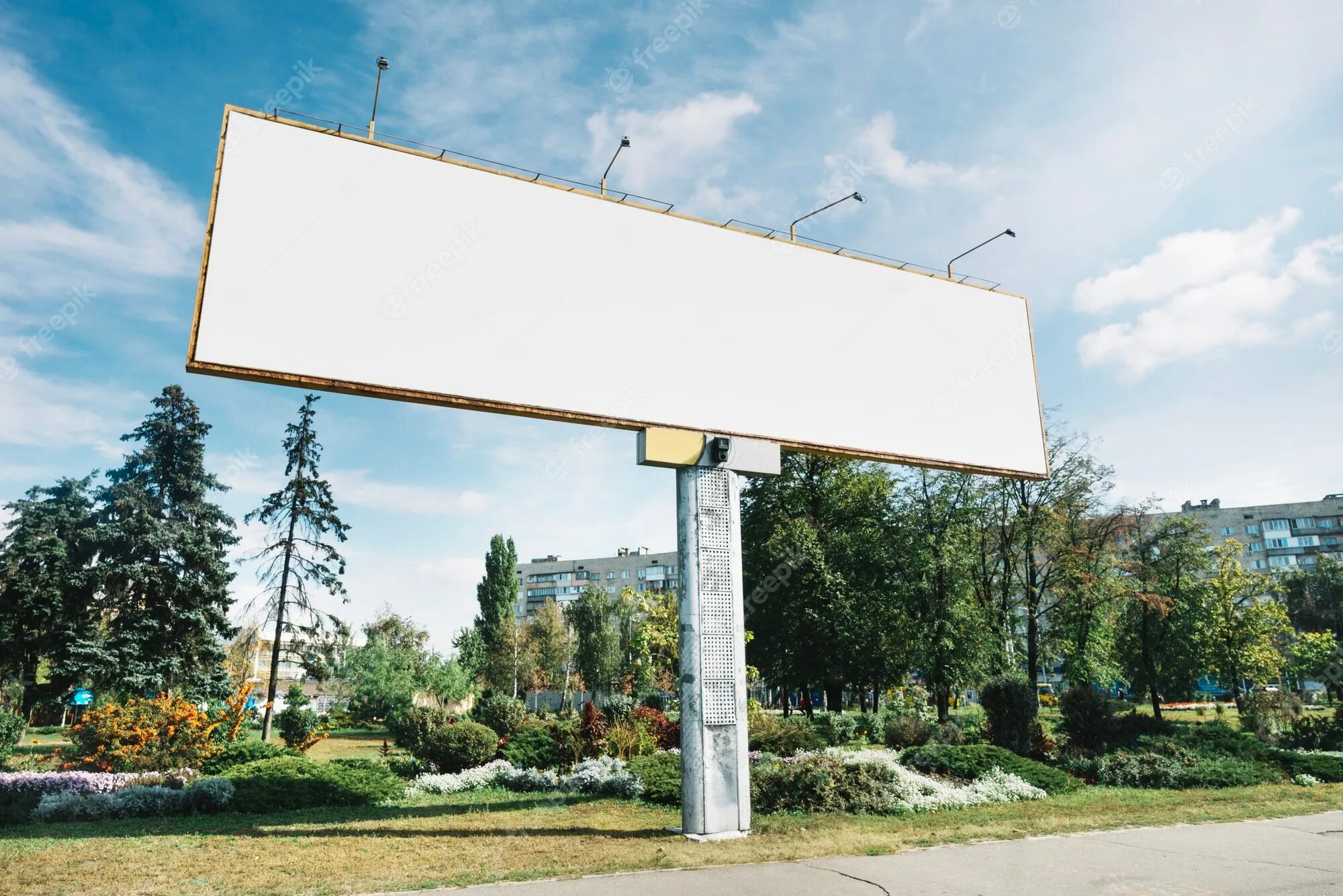 Билборд сегодня. Наружная реклама жилого комплекса. Рекламный щит баннер. Уличный баннер. Цифровой билборд.