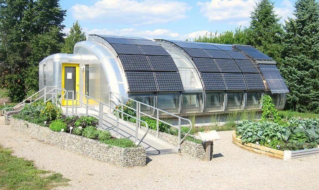 Полностью автономный. ЭКОДОМ теплица в Швеции. Автономная теплица. Теплица с солнечными батареями. Дом теплица.