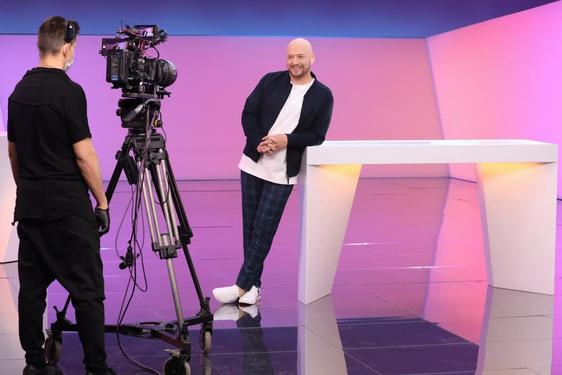 Пятигорская телестудия. Студия 1 канала. Новостная студия 1 канала. Съемки программы время. Студия 1 канала.