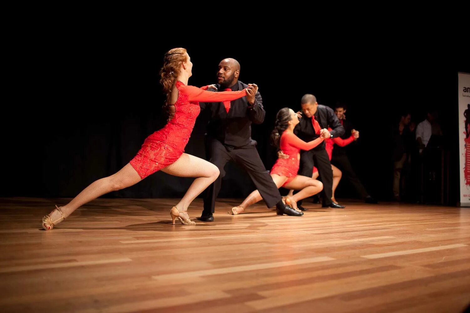 Оригинальные танцы видео. Необычные танцы видео смотреть бесплатно. Лаисса либшер танцовщица. Танец блюз видео. Оригинальные танцы видео.