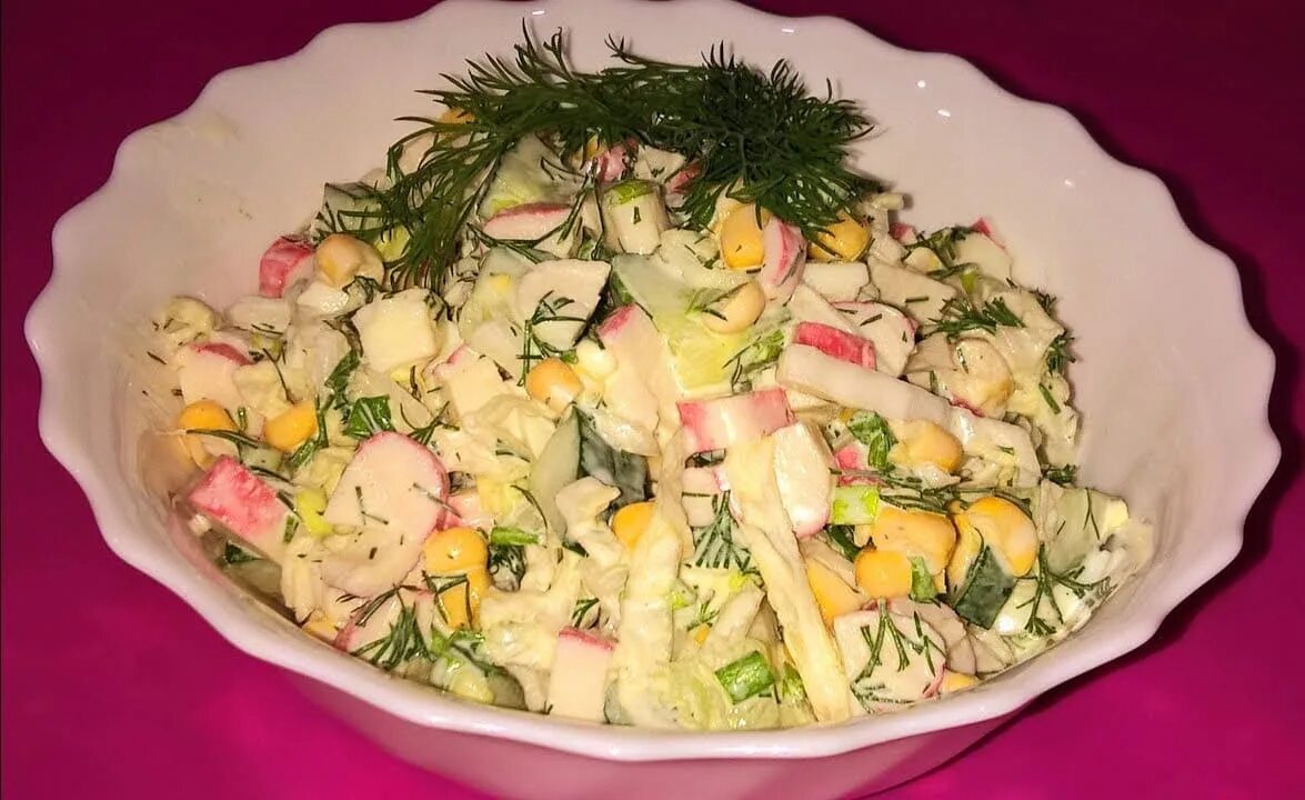 Салат из пекинской капусты с кукурузой и помидорами. Салат из пекинской капусты с крабовыми палочками и огурцом. Салат с пекинской капустой и крабовыми палочками и огурцом. Салат с пекинской капустой и крабовыми палочками и кукурузой. Салат с крабовыми палочками кукурузой пекинской капустой огурцом.