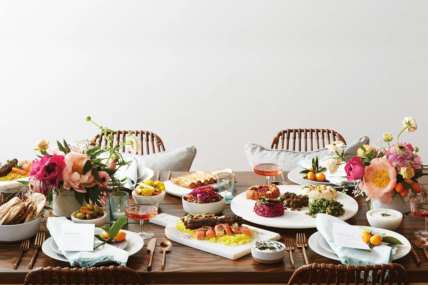 Full in the table. Food on the table. стол фэмили стайл. dining table with food. dinner on the table.
