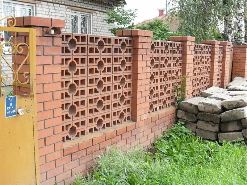 Лучший кирпич для забора. Фигурный забор из кирпича. кирпич заборный декоративный. забор из пустотелого кирпича. декоративный кирпичный заборчик.
