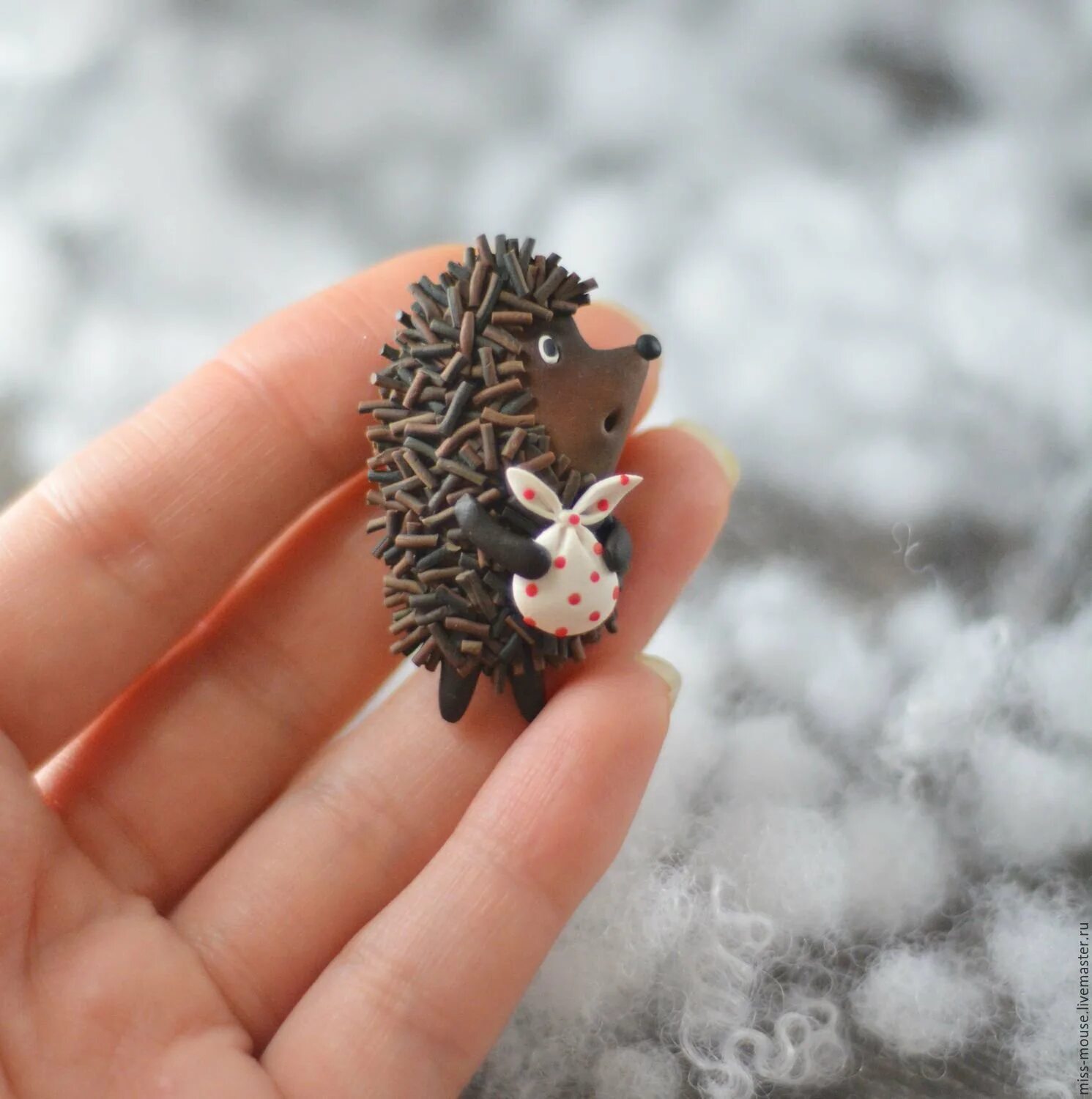 Валяная брошь ежик. Брошь ежик в тумане. Брошь из бисера ежик в тумане. Брошь ежик в тумане из полимерной глины. Ежик в тумане брошь.