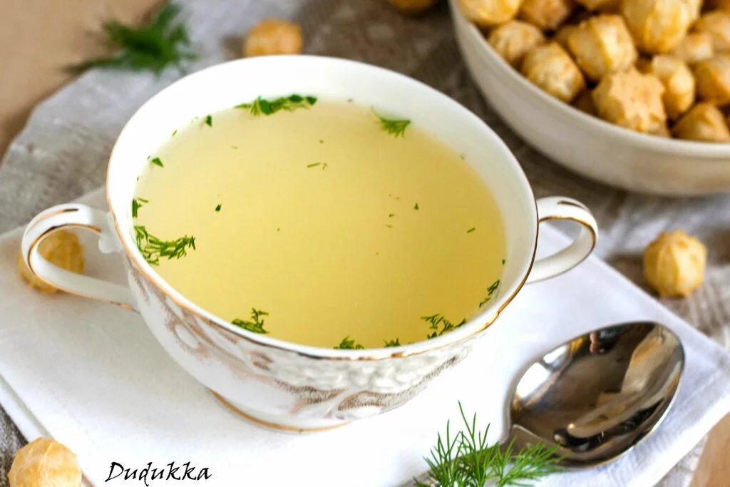 Куриный бульон. Бульон консоме. Консоме прозрачный. Куриный суп консоме. Консоме (бульон) с яйцом.