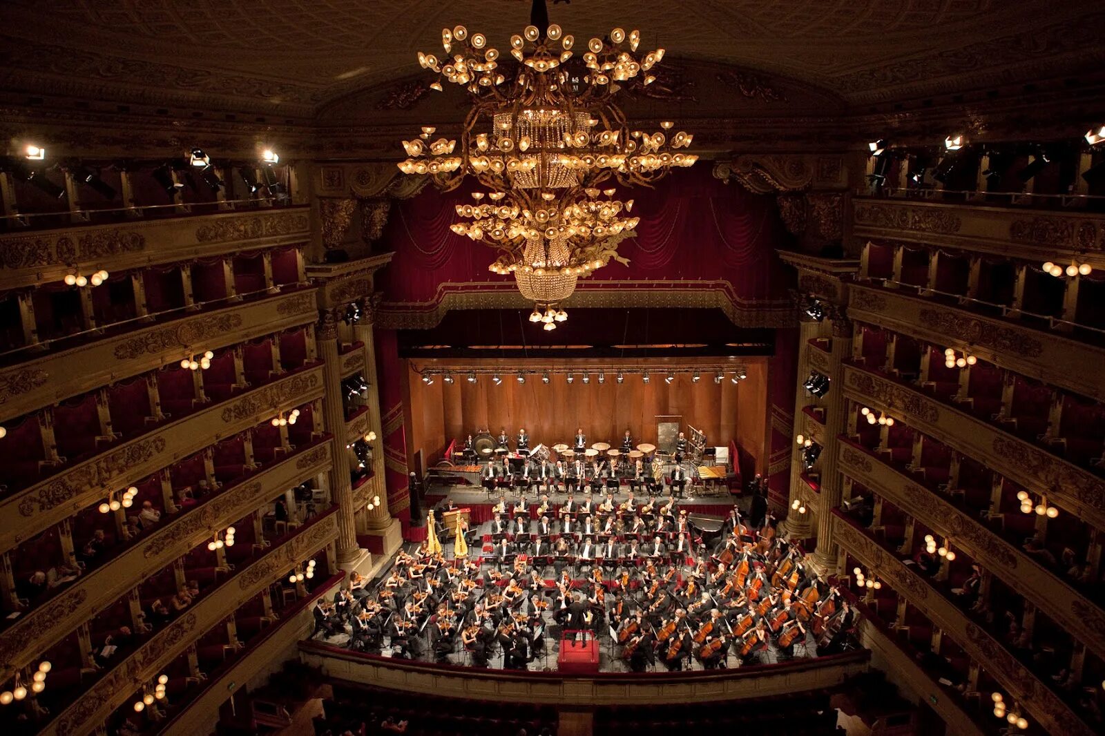 Где живут театры. Опера в Италии ла скала. Театр делла скала в Милане.