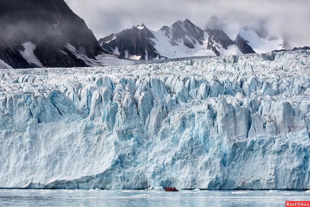 Самую большую площадь занимают ледники. Покровные ледники Евразии. Покровное оледенение. Ледник Томсона Шпицберген. Покровные ледники Антарктиды.