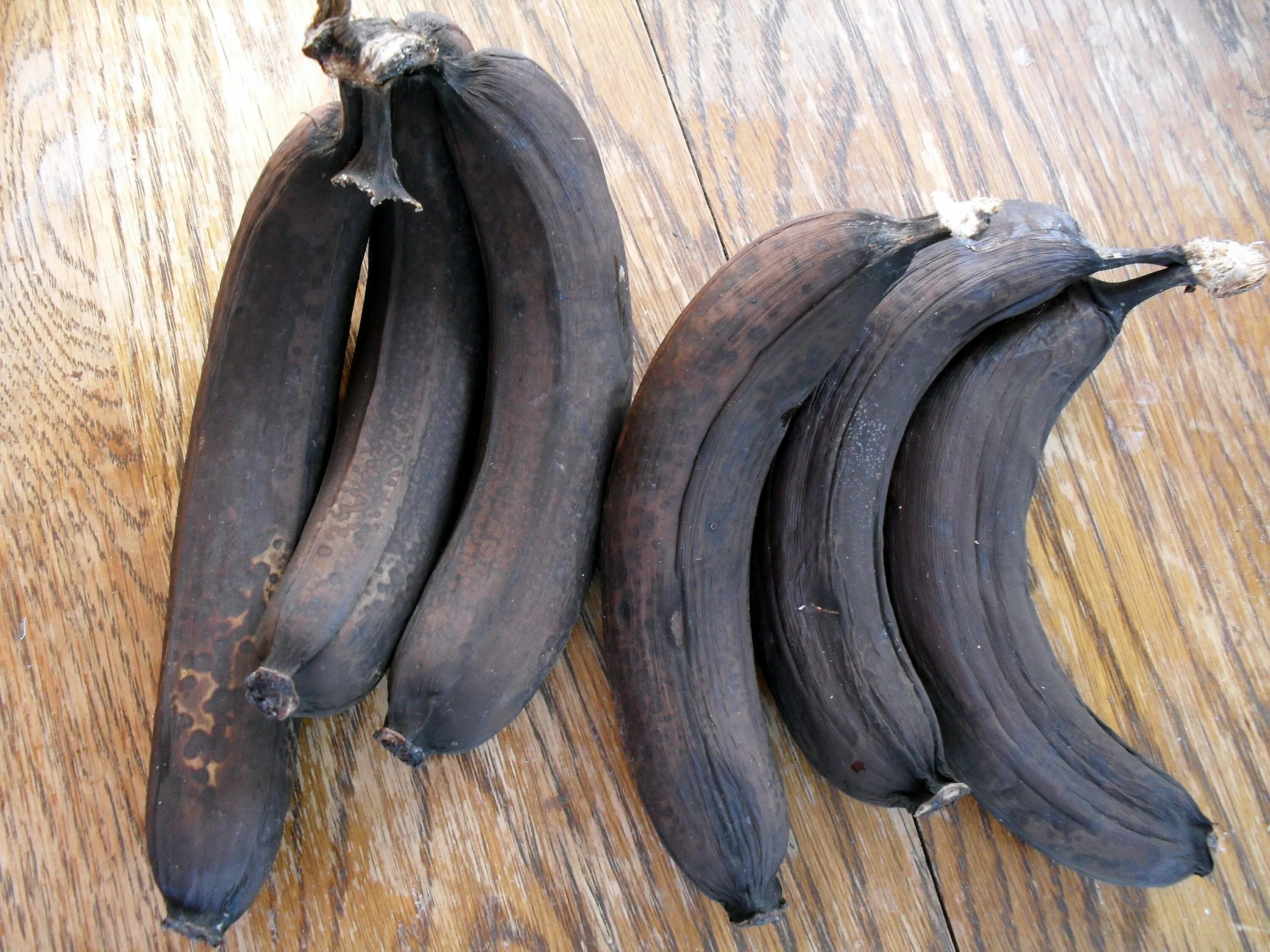 Черная кожура. Черный банан. Черные бананы сорт. Гнилой банан. Бананы красные.