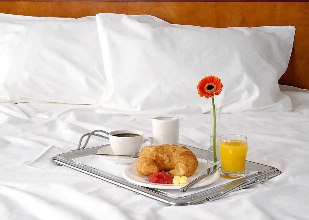 Принести завтрак в постель. Завтрак в постель. Красивый завтрак в постель. Кофе в постель. Завтрак в постель для любимой.