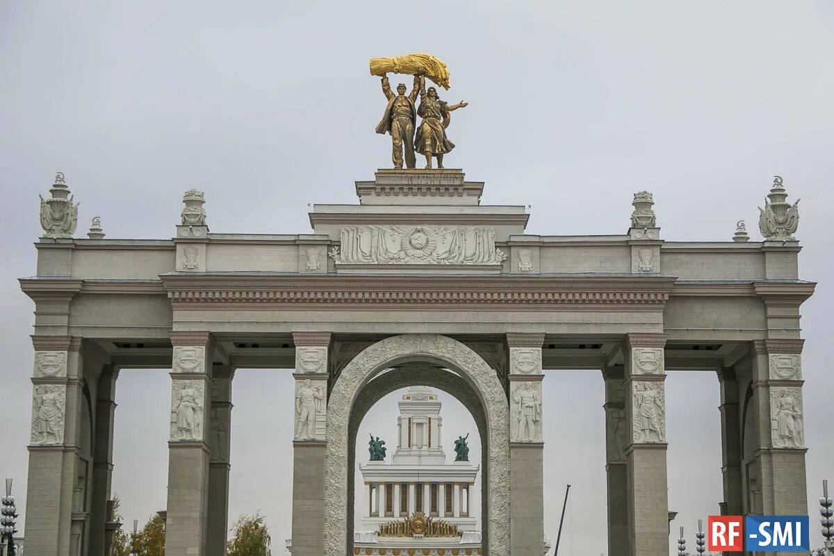 Главная арка ВДНХ. Ворота ВДНХ В Москве. Триумфальная арка ВДНХ. Парк ВДНХ ворота.