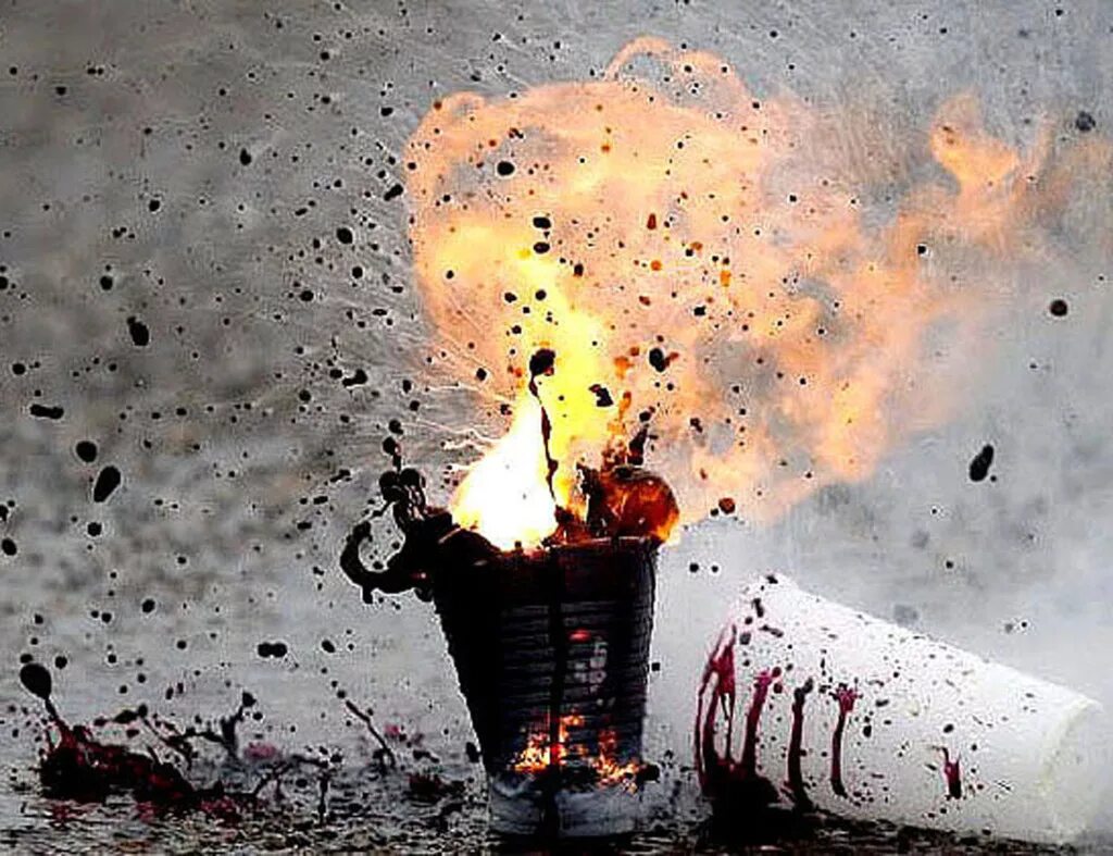 взорвать взрывчатку. термоядерный взрыв. взрывпакет с краской. уничтожение боеприпасов. динамит взрывается.