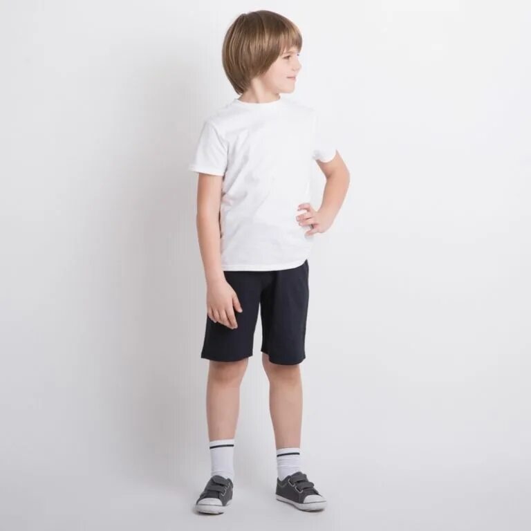 Белая футболка черные шорты. Шорты для физкультуры. Шорты для детского сада для физкультуры. Мальчик в физкультурной форме. Спортивная форма в садик.