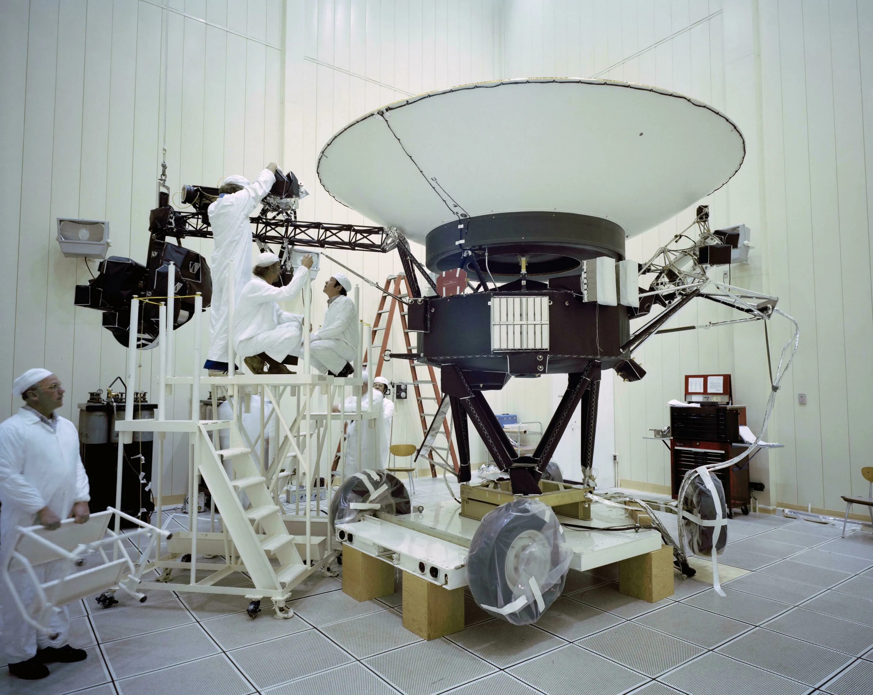 Как называется самый большой космический аппарат. Аппарат Вояджер 2. Вояджер-2 автоматическая межпланетная станция. Телескоп Вояджер 1. Космический зонд Вояджер 1.
