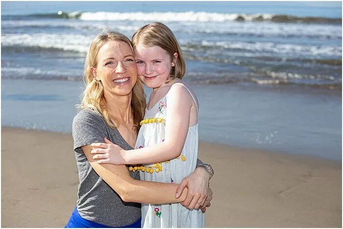 Pure daughter. Дочь Beach. Mother daughter пляж. Межрасовые с дочками на пляже.