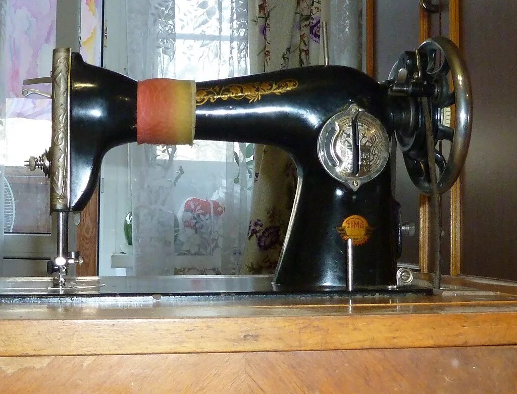 Швейная машинка подольск мш2. Швейная машинка зингер ссср. Швейная машинка госшвеймашина е0246942. Швейная машинка советских времен. Швейная машинка советских времен.