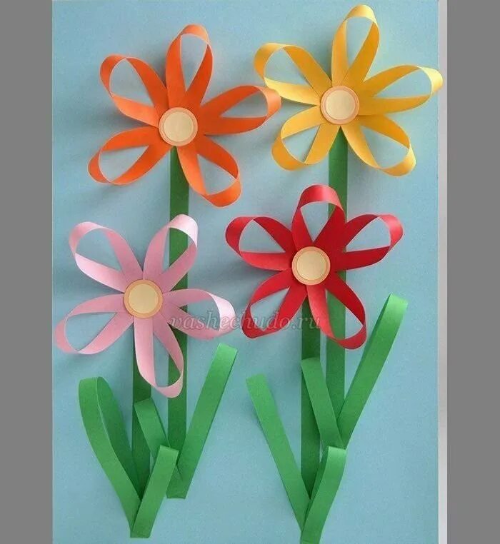 Аппликация из цветной бумаги маме. Поделка цветы. Цветы из цветной бумаги. Объемная аппликация. Поделки из бумаги цветы.