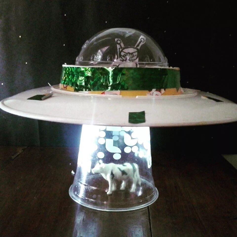 Летающая тарелка ко дню космонавтики. Макет летающей тарелки. Летающая тарелка поделка. Летающая тарелка поделка в садик.