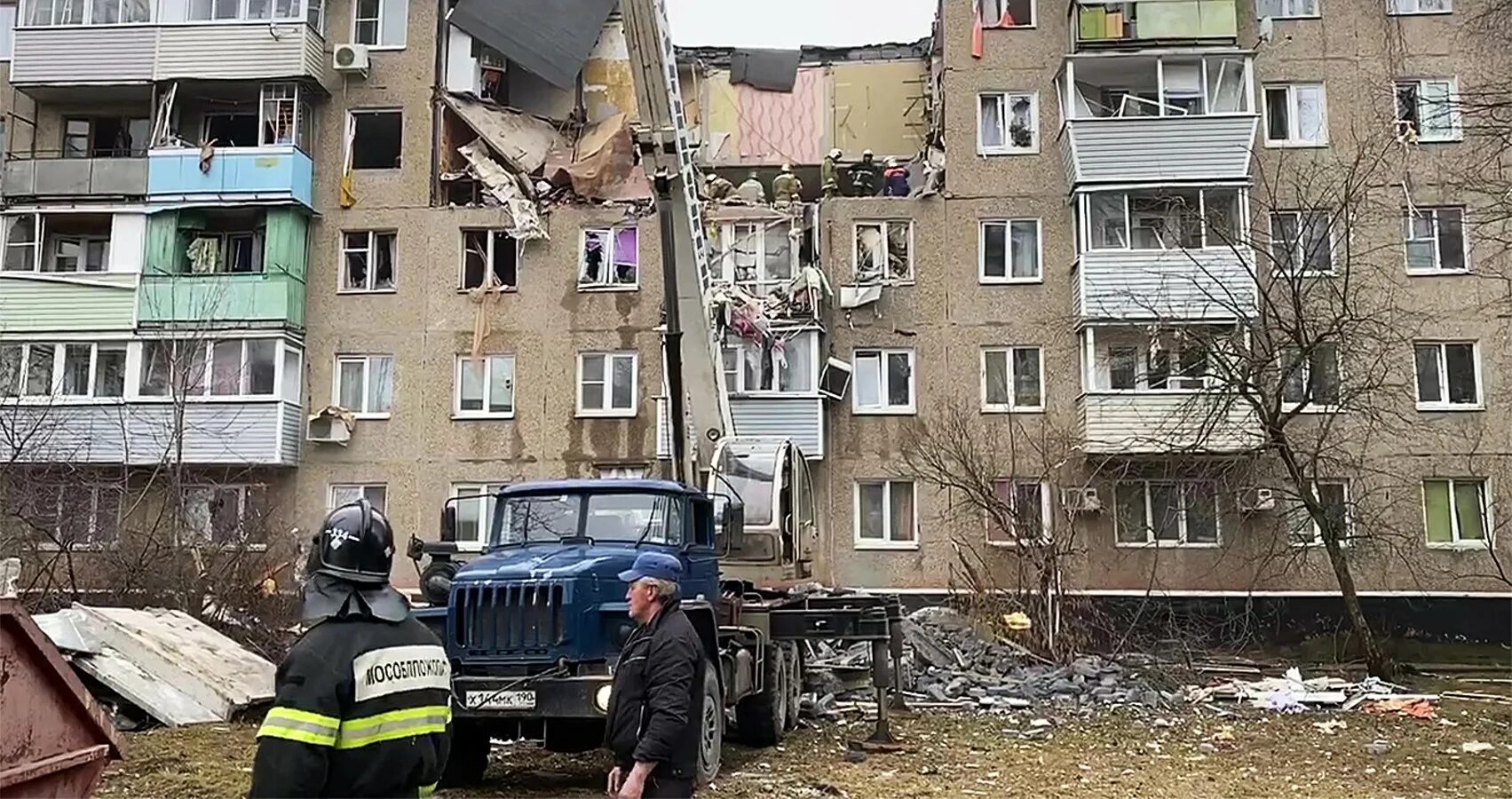 После взрыва в жилом доме. Взрыв газа в Ступино 11.04.2022. Взрыв газа в Ступино 11 апреля 2022. Взрыв газа пятиэтажка Ступино. Ступино взрыв газа в доме.