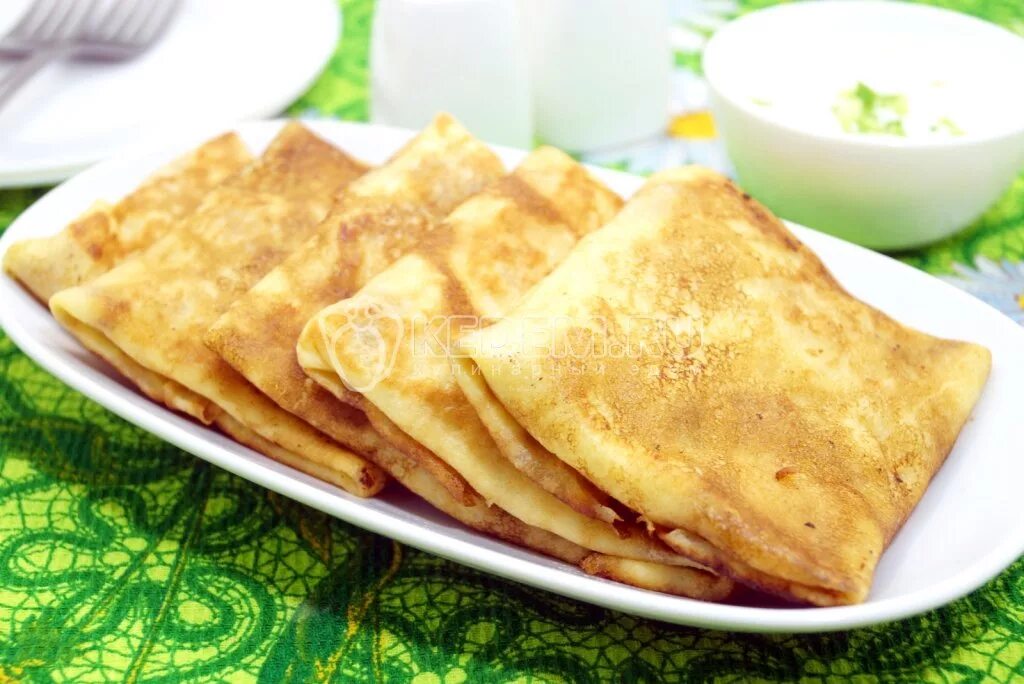 Как приготовить блины с курицей. Блины с курицей и сыром. тонкие блины с курицей. блины с жареной курицей. блинчики домашние с курицей и сыром.