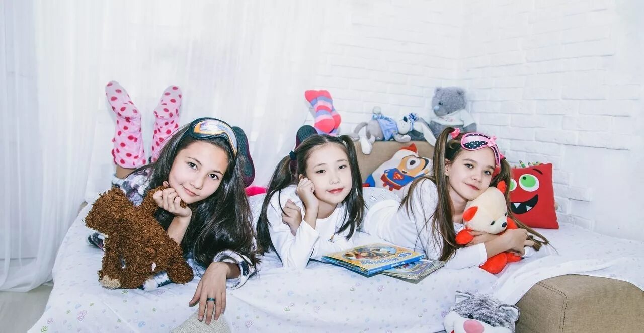 день рождения в пижамном стиле. фотосессия в стиле пижамной вечеринки. девичник в пижамах. наряд на пижамную вечеринку. пижамная вечеринка для девочек.