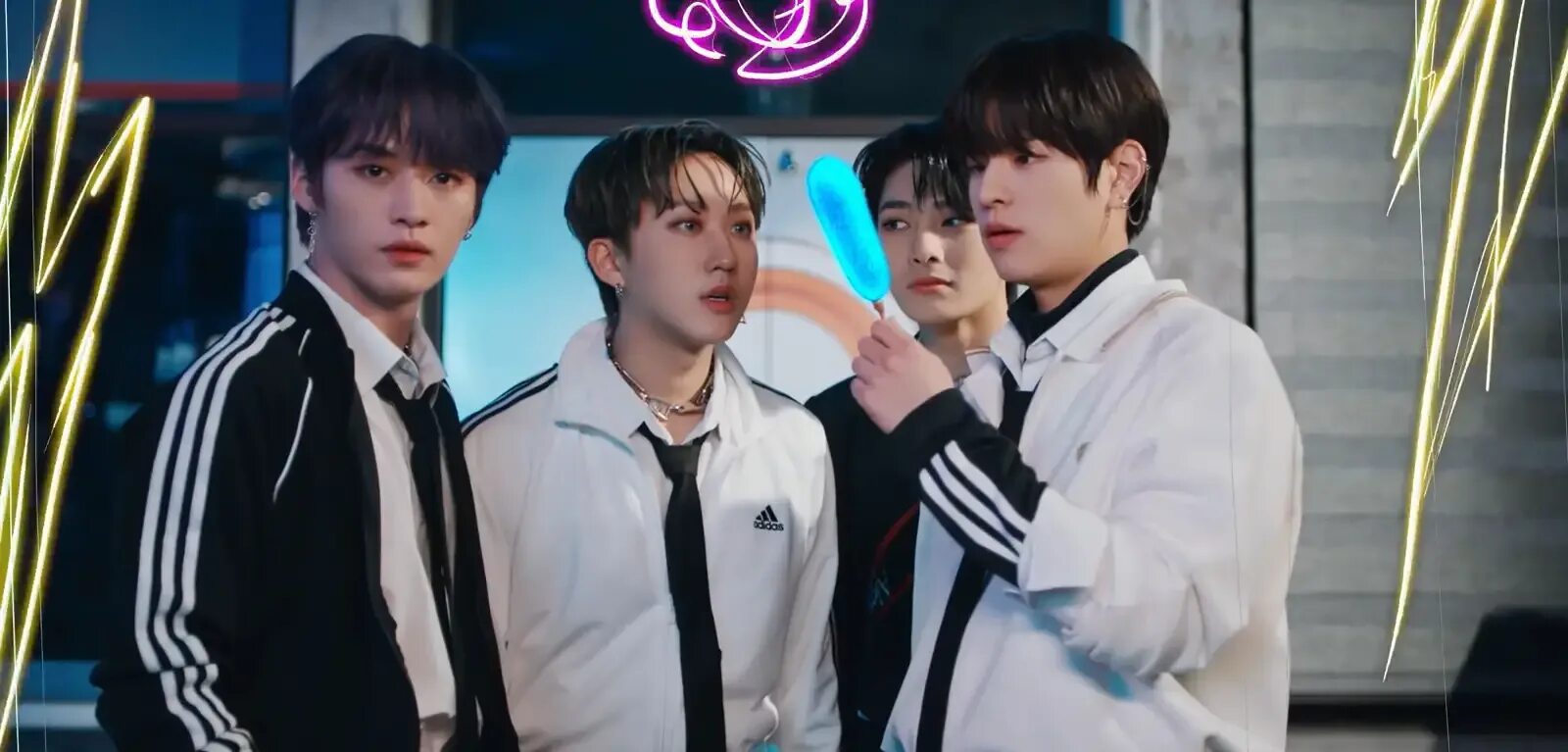 Ate stray kids когда выйдет. Картинки на кружку с stray kids. Stray kids members обои. Stray kids максидент. Группа stray kids участники 2022.