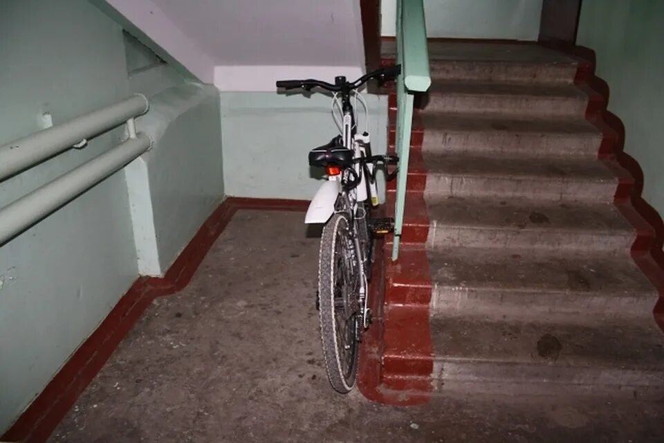 Велосипед в подъезде. Велосипед под лестницей. Велосипед под лестницей в подъезде. Лестничная клетка велосипеды. Украли в подъезде