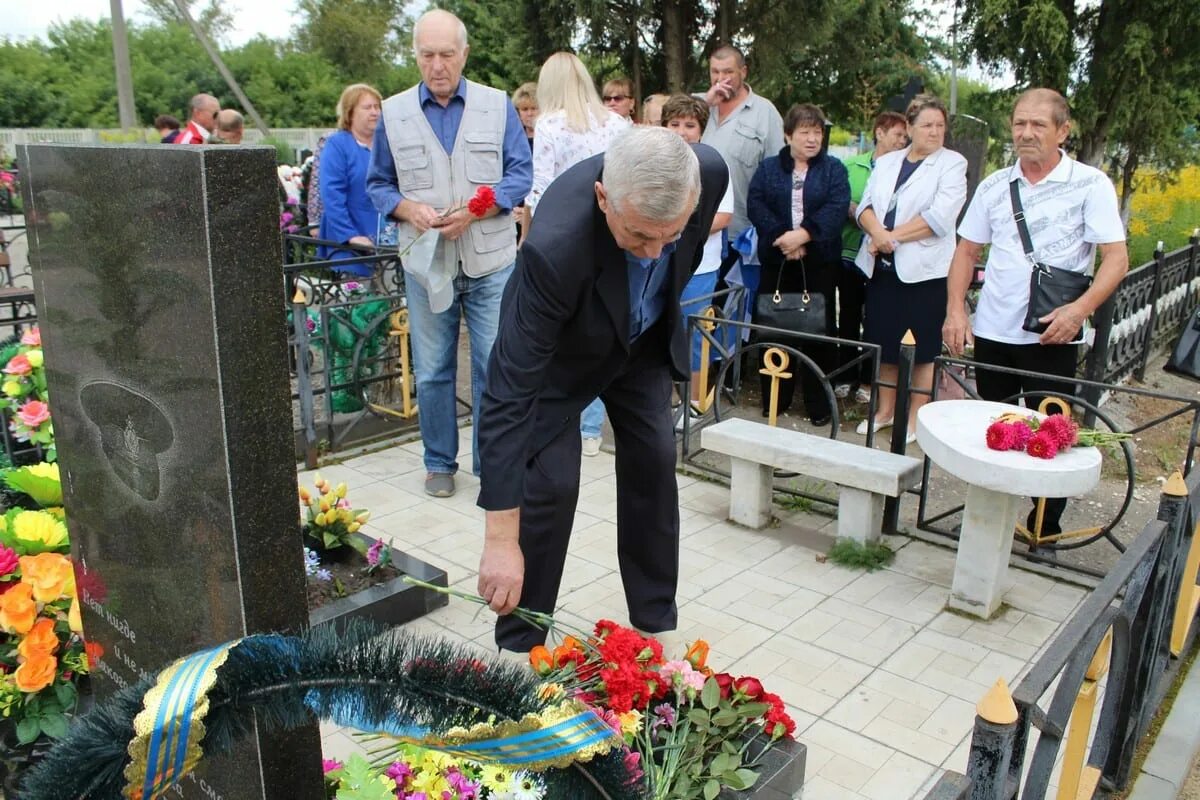 Курск похоронили. Память погибших подводников Курска похороны. Тела моряков подводников Курск. Курск подводная лодка похороны погибших.