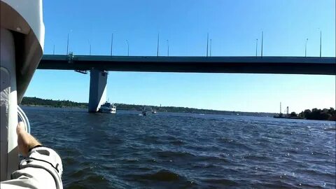 Какое судно врезалось в мост