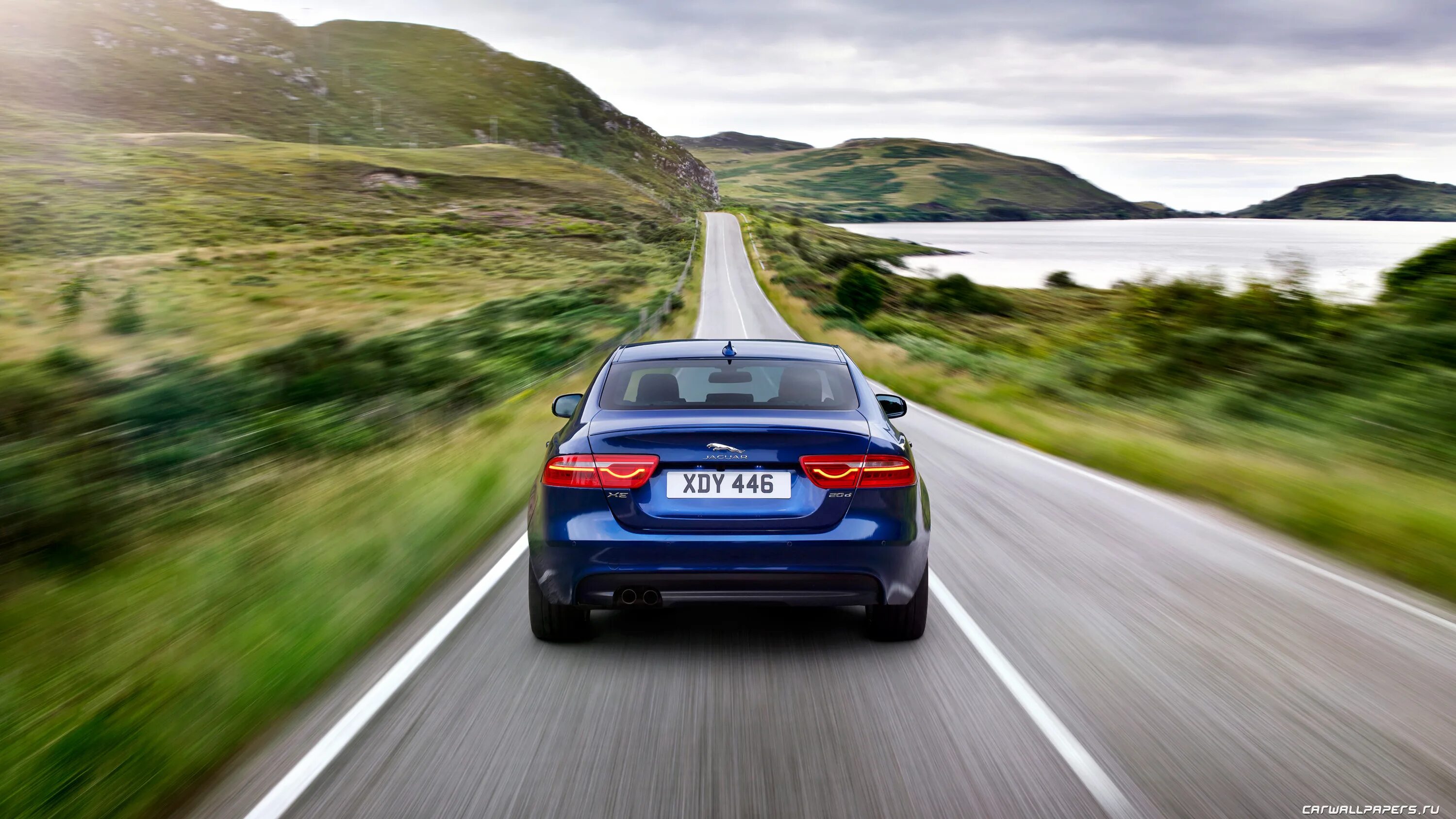 Авто едет по дороге. Jaguar xe обои. машина на дороге. машина на скорости. машина едет по дороге.