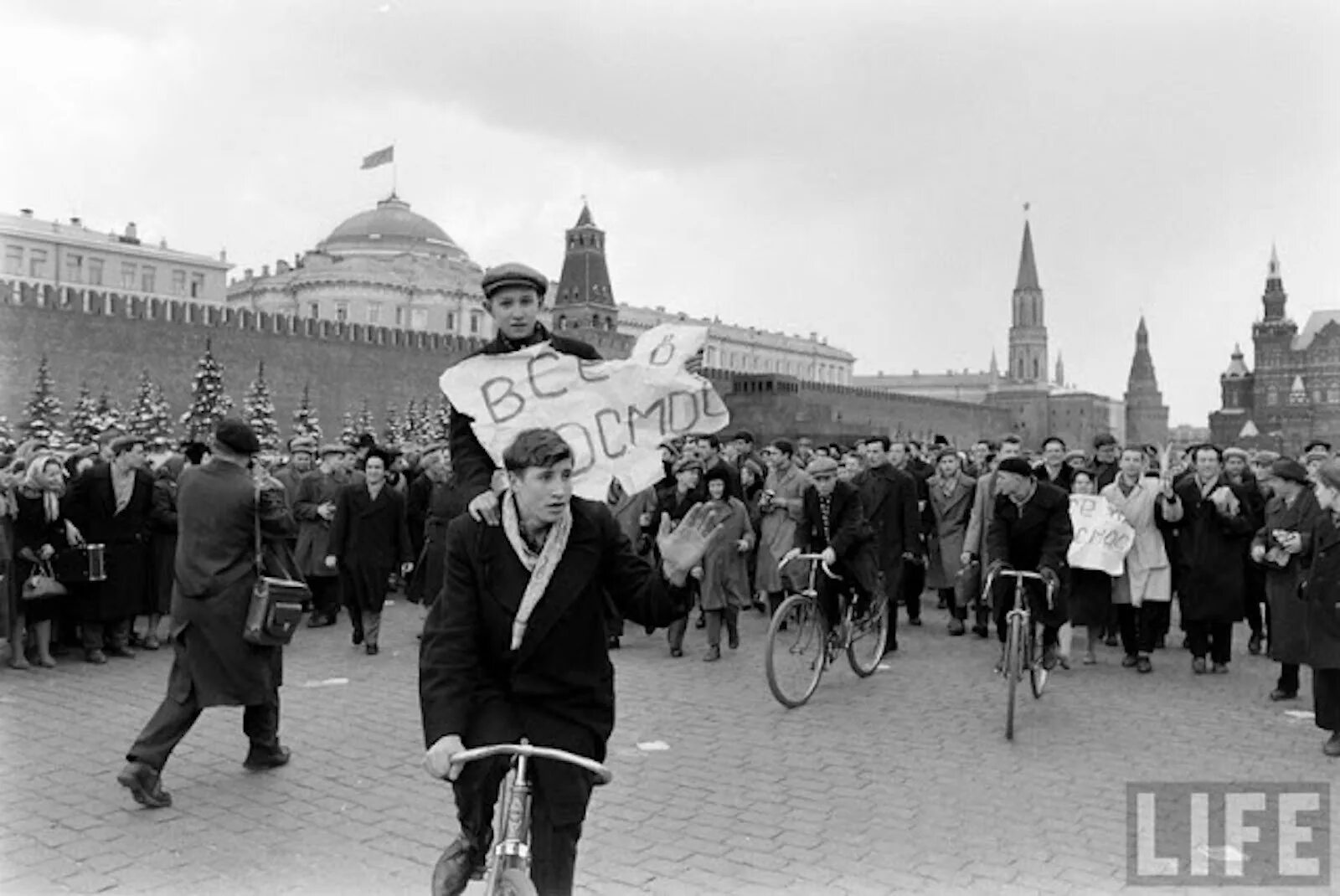 14 апреля 1961 года. Гагарин на красной площади 1961. Ликование на красной площади в честь полёта Гагарина 1961. Встреча Юрия Гагарина на красной площади. Встреча Гагарина в Москве 14 апреля 1961.