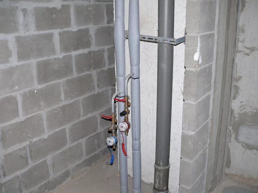 короб для скрытия труб в ванной. короб для труб. короб для труб в ванной. спрятать трубы в санузле. кожух для труб отопления в квартире.