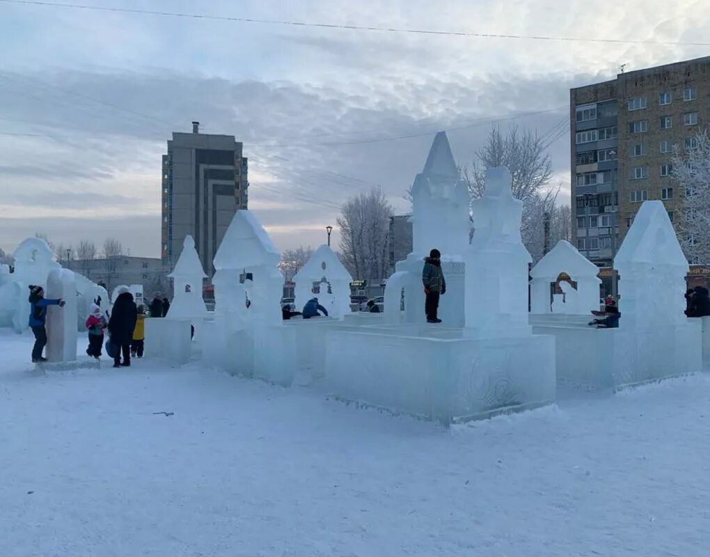 Городок когда появился. Ледяной городок Красноярск. Ледовый городок Красноярск Советский район. Ледовый городок Красноярск Солнечный парк. Ледовый городок Красноярск Татышев.