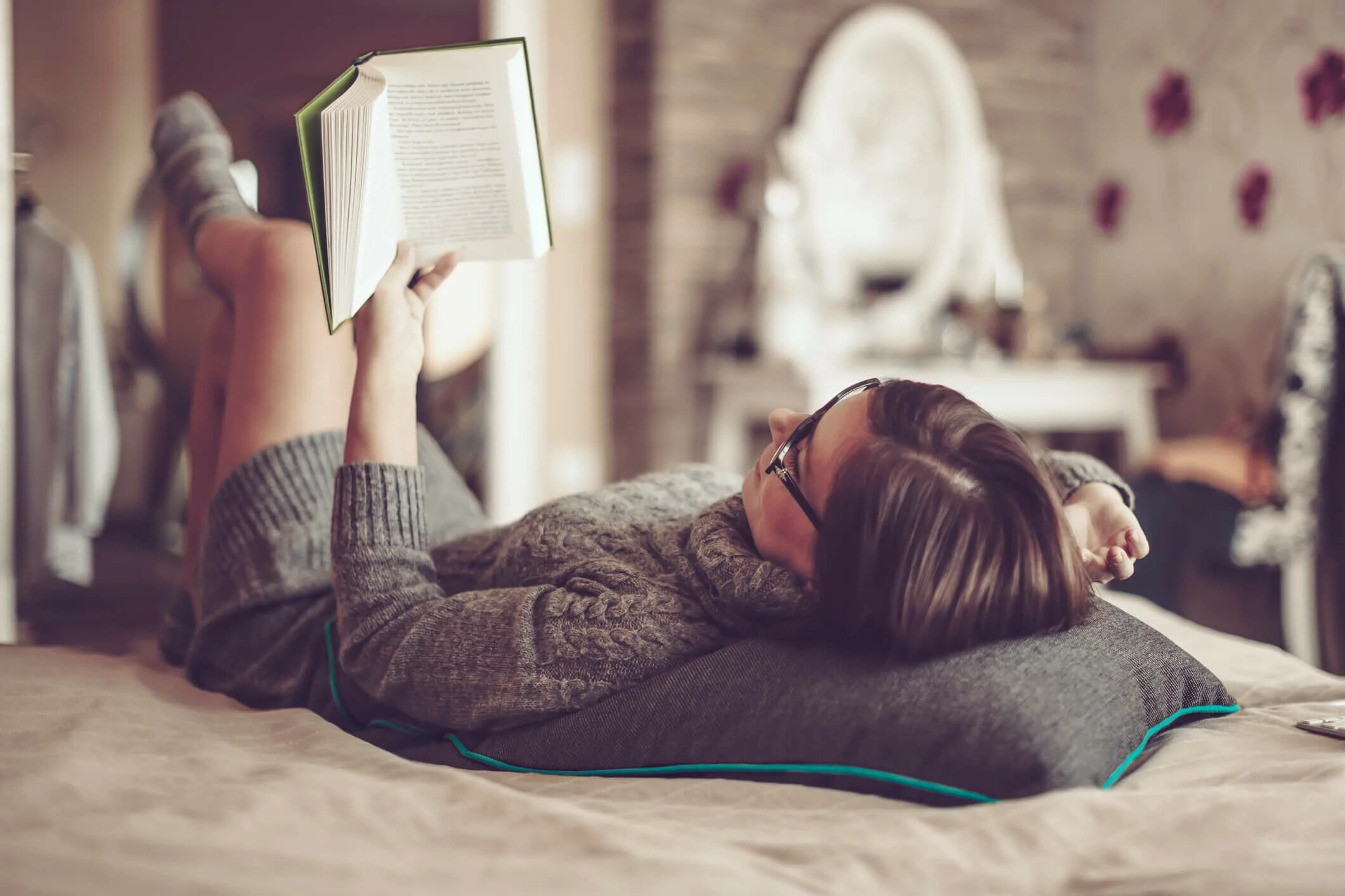 She often reads books. Девушка читает. Чтение книг. Девушка читает книгу. Чтение книг релакс.