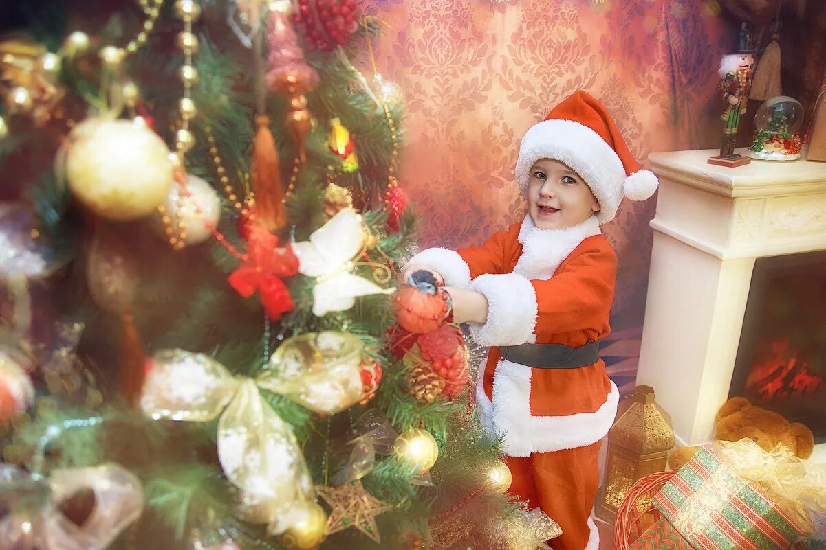 семья у елки. наряжаем елку. новый год елка. новый год дети. дети наряжают елку.