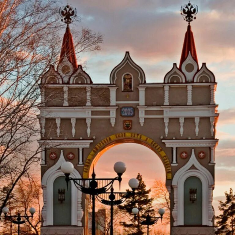 Триумфальная арка 1891 год благовещенск. Арка благовещенск. Благовещенск триумфальная арка на набережной. Арка города благовещенска амурской области. Благовещенская триумфальная арка.