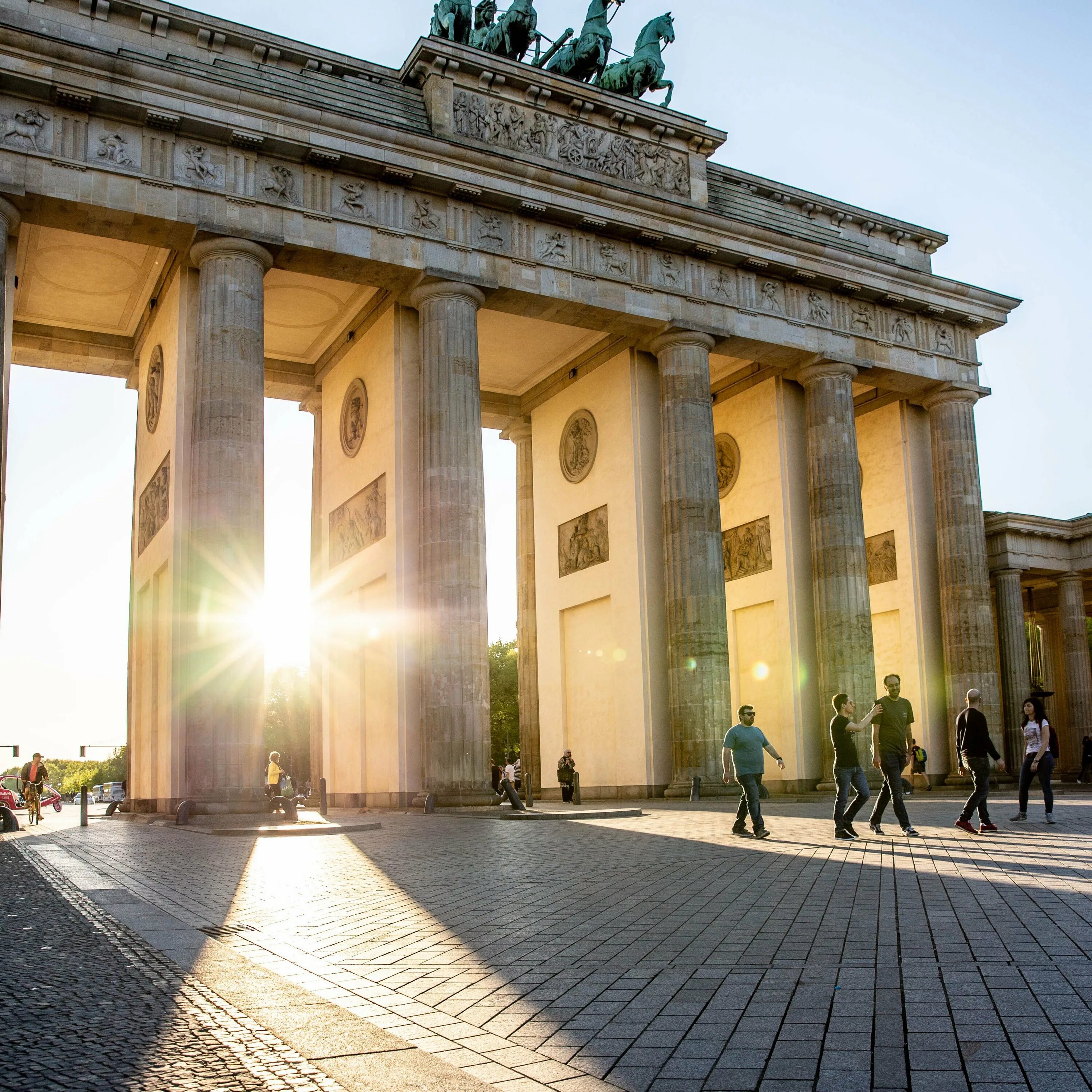 Какие достопримечательности есть в германии. Бранденбургские ворота в Берлине. Бранденбургские ворота Берлин Архитектор. Достопримечательности Германии Бранденбургские ворота. Бранденбургские ворота (г. Берлин).