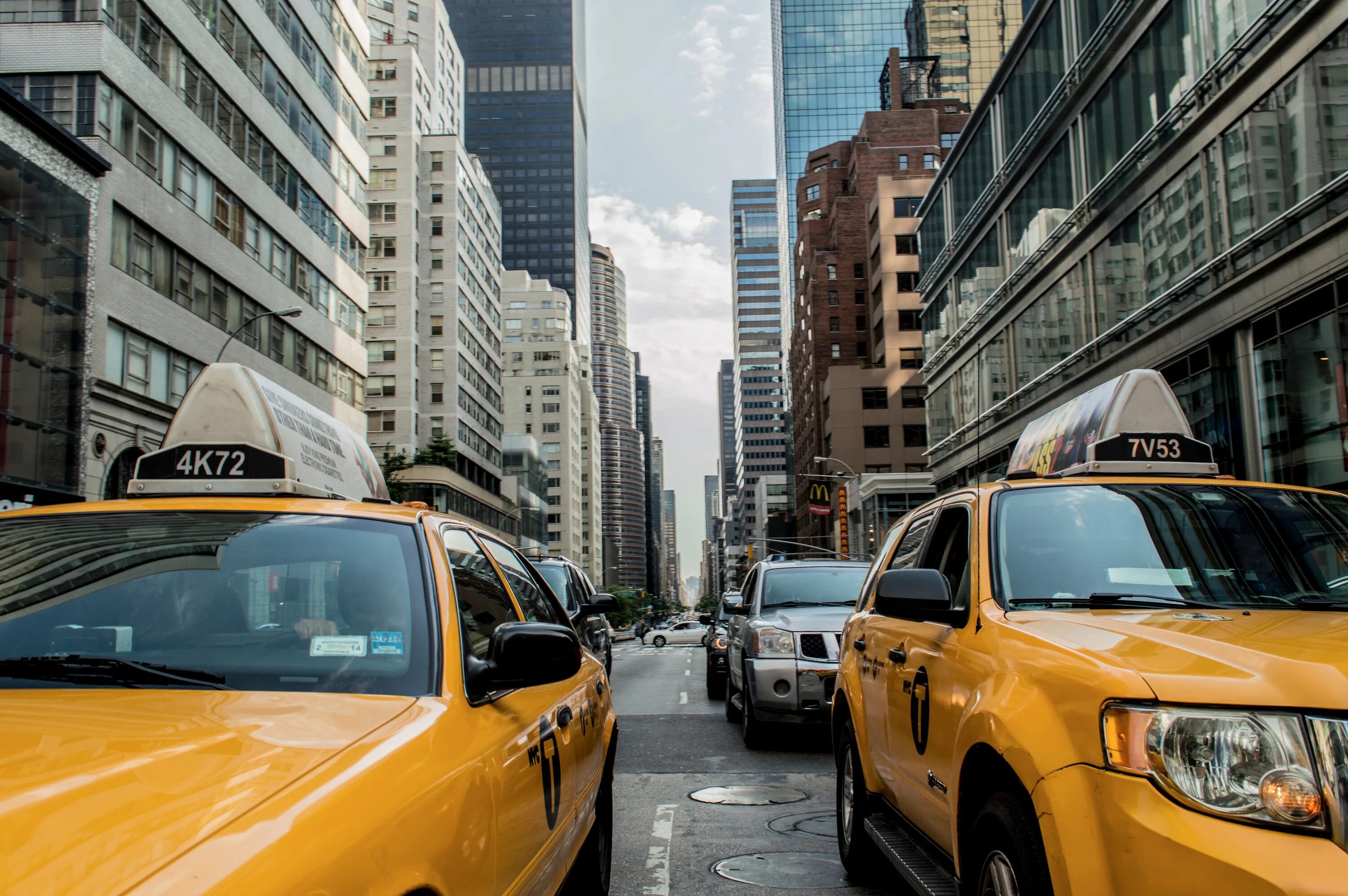 Таксопарк в Нью-Йорке. Нью-Йоркское такси / Taxi.. Желтое такси Нью Йорк. Нью Йоркское такси машины.
