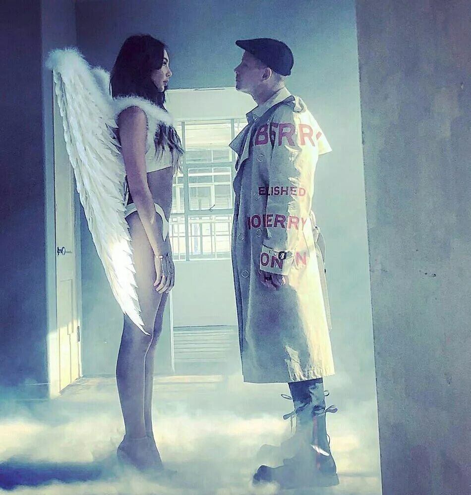 да мы с ней летаем. девушка улетает на самолете. мы с ней летаем в моей спальне. да мы с ней летаем в моей спальне. душа.