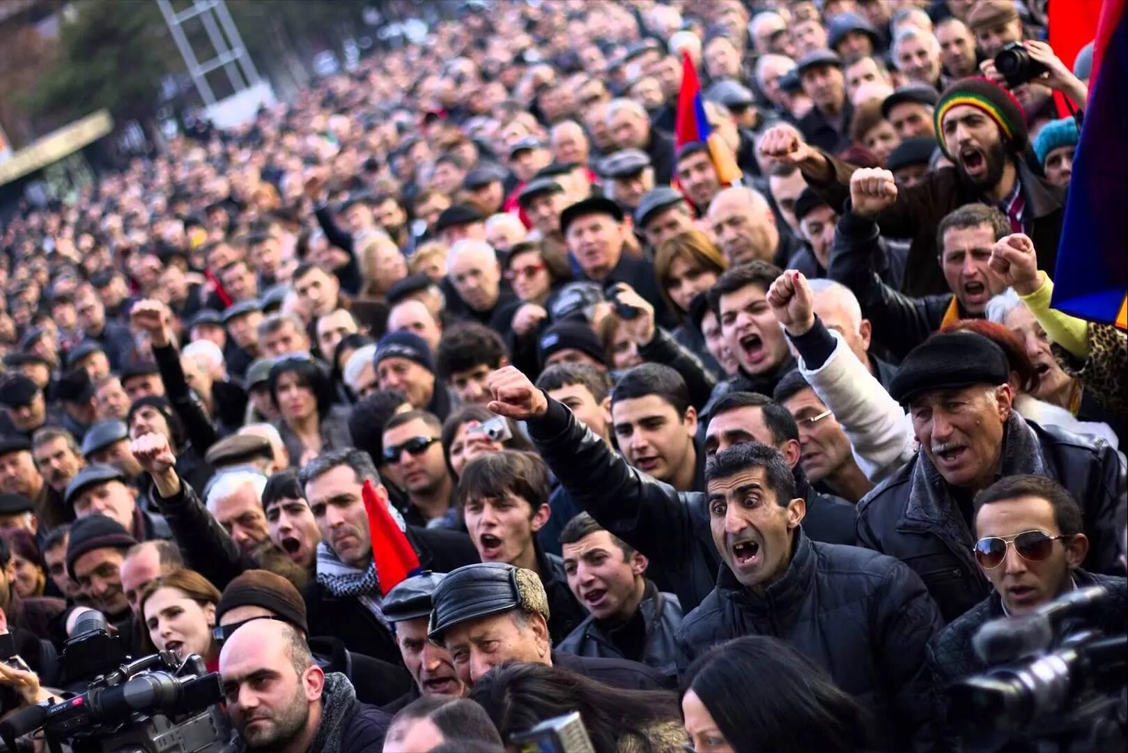 Несколько армян. Толпа армян. толпа азербайджанцев. толпа людей митинг. много армян.