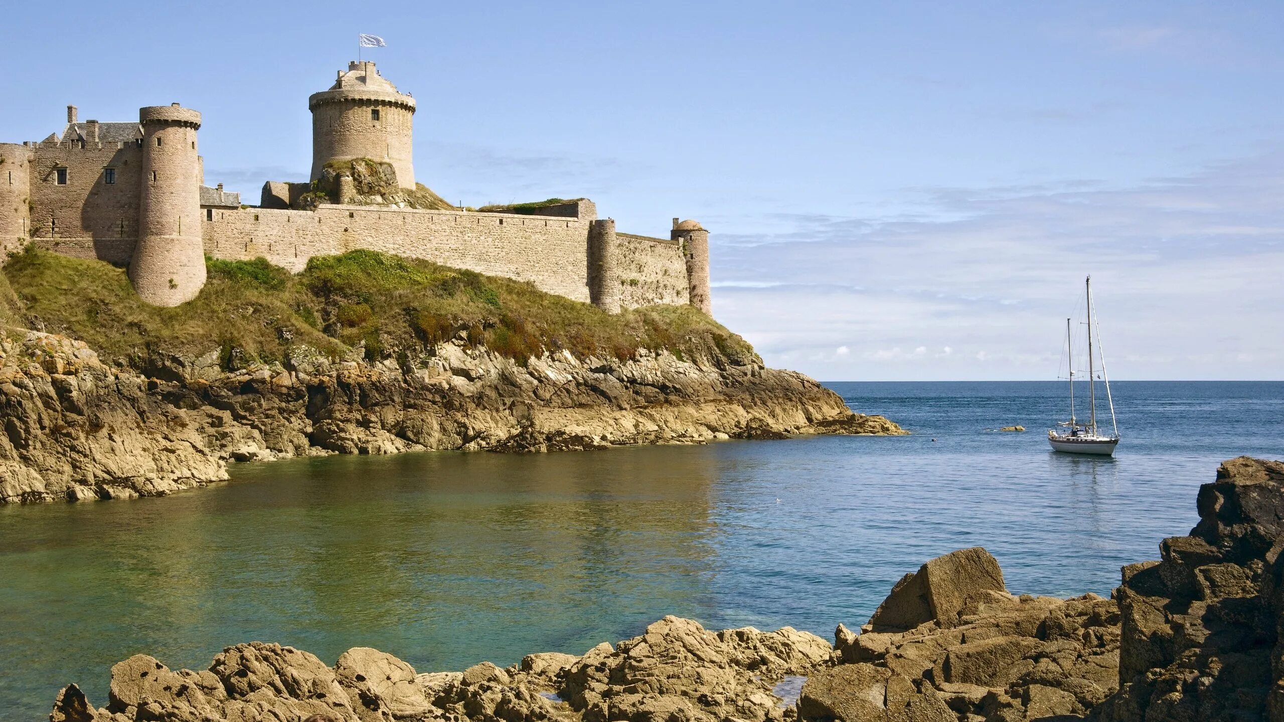 Замок Боргхольм Швеция. Fort-la-Latte. Форт ла-Латт Плевнон, Франция. Эланд остров. La fort