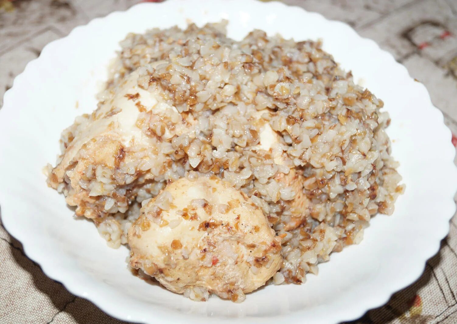 Как сделать гречку с курицей. Гречка с курицей. куриное филе с гречкой в мультиварке. гречка с курицей в мультиварке. гречка с куриным филе.