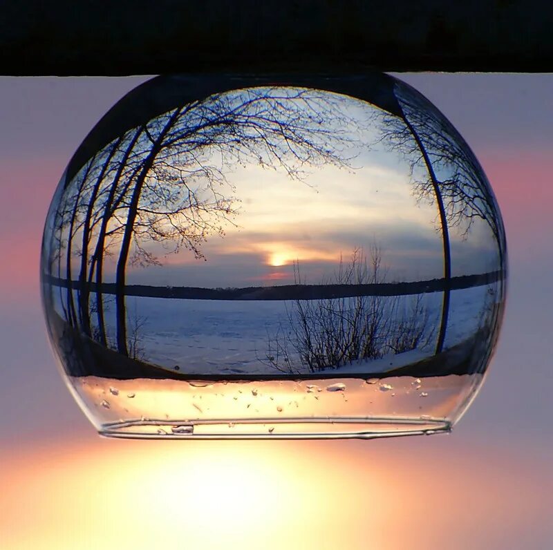 Стеклянный шар отражение. Стеклянный шар с водой. Отражение в шаре. Стеклянный шар на природе.