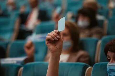 Перед вновь избранным