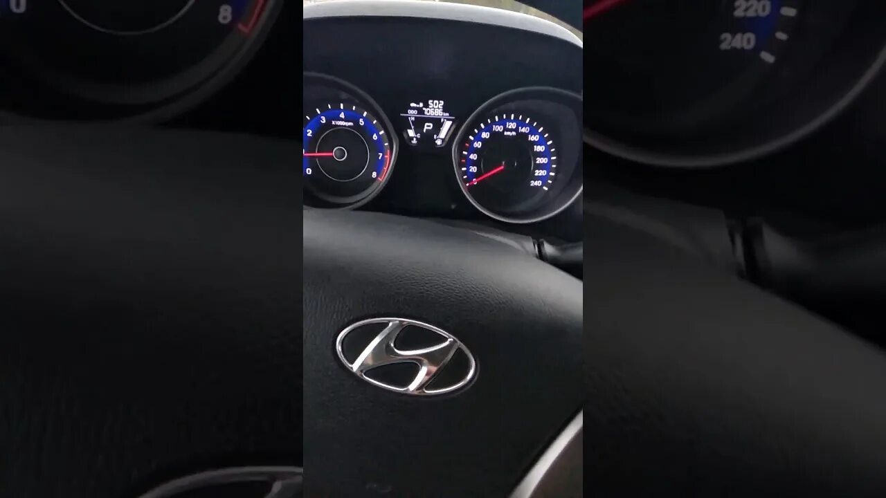 Hyundai Elantra Qi зарядка. Руль Элантра 5 МД. Хендай Элантра МД стук в руле. Чехол для руля Элантра 2014 года.