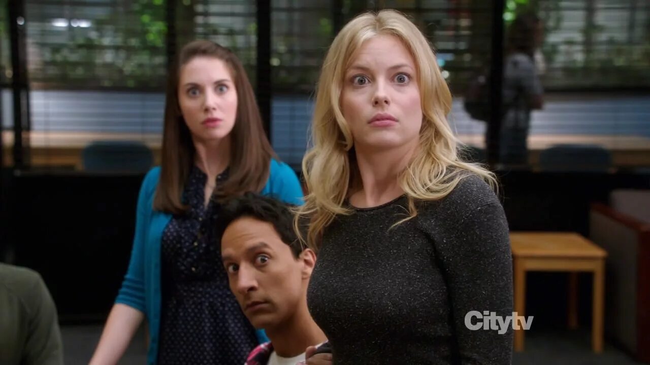 Фильм ужасов клиника 2009. Дело номер 39 лилит. Дрен — дельфин шанеак химера, 2009. Продавец фильм 2009 трейлер. Линия (la linea) 2009.