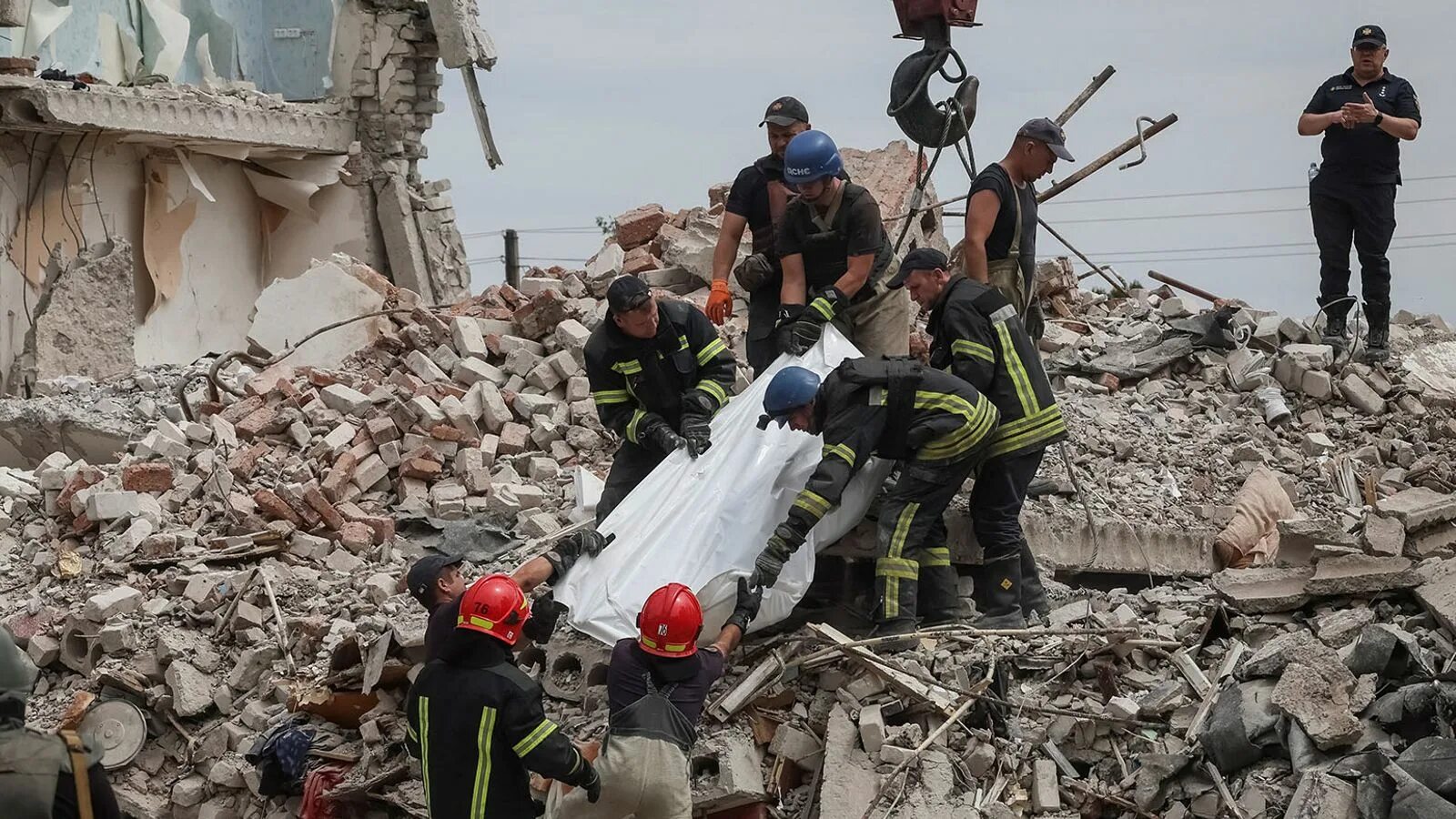 Спасатели США. Донецк достали из под завалов.