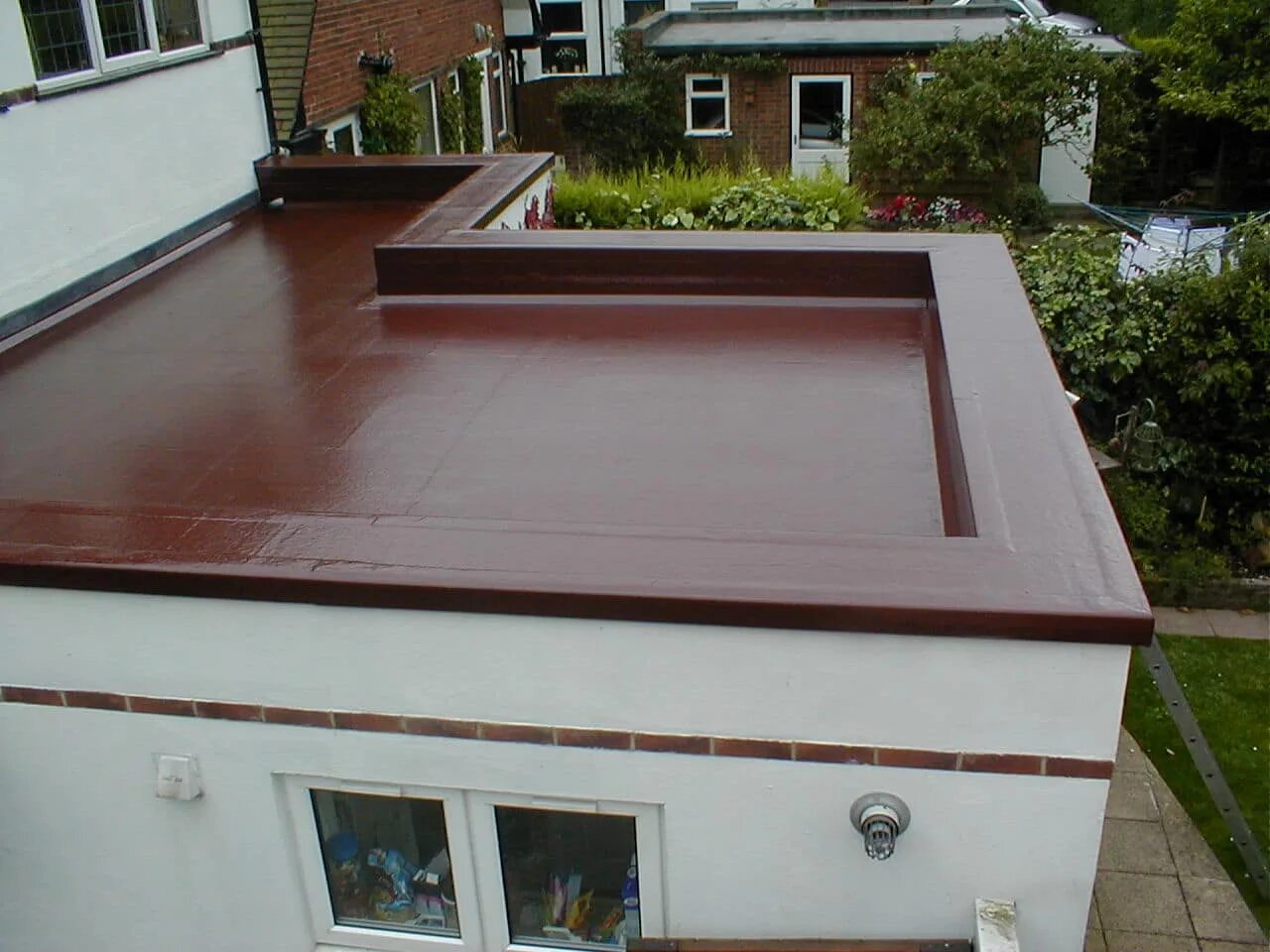 Flat roofing. Плоская кровля. Плоская крыша в частном доме. Плоская кровля в частном доме. Водосток для плоской крыши наружный.