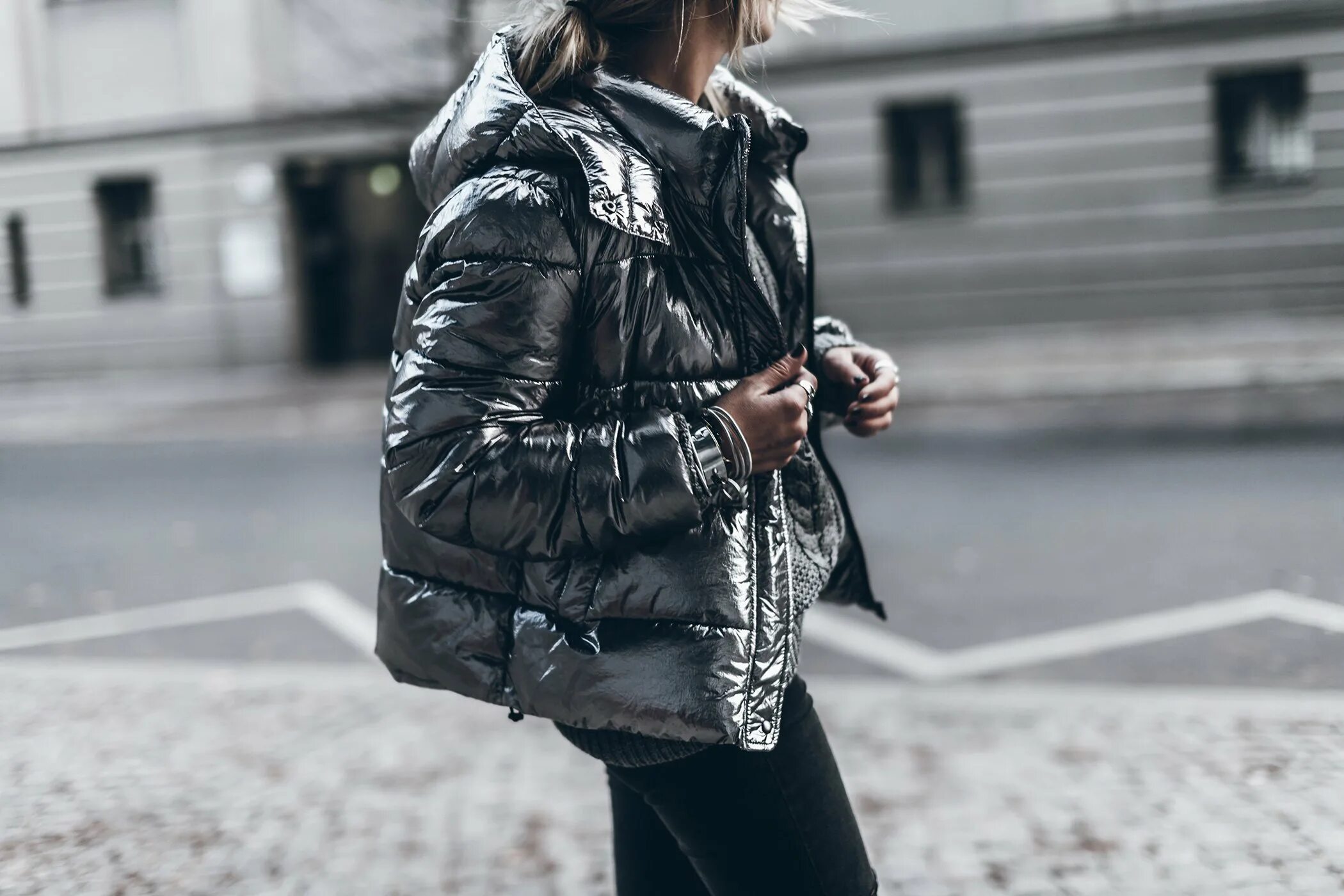 Сон куртка женская. Куртка для сна. Куртка стоковые фото. Серебряная куртка hm. Ультратонкие куртки женские.